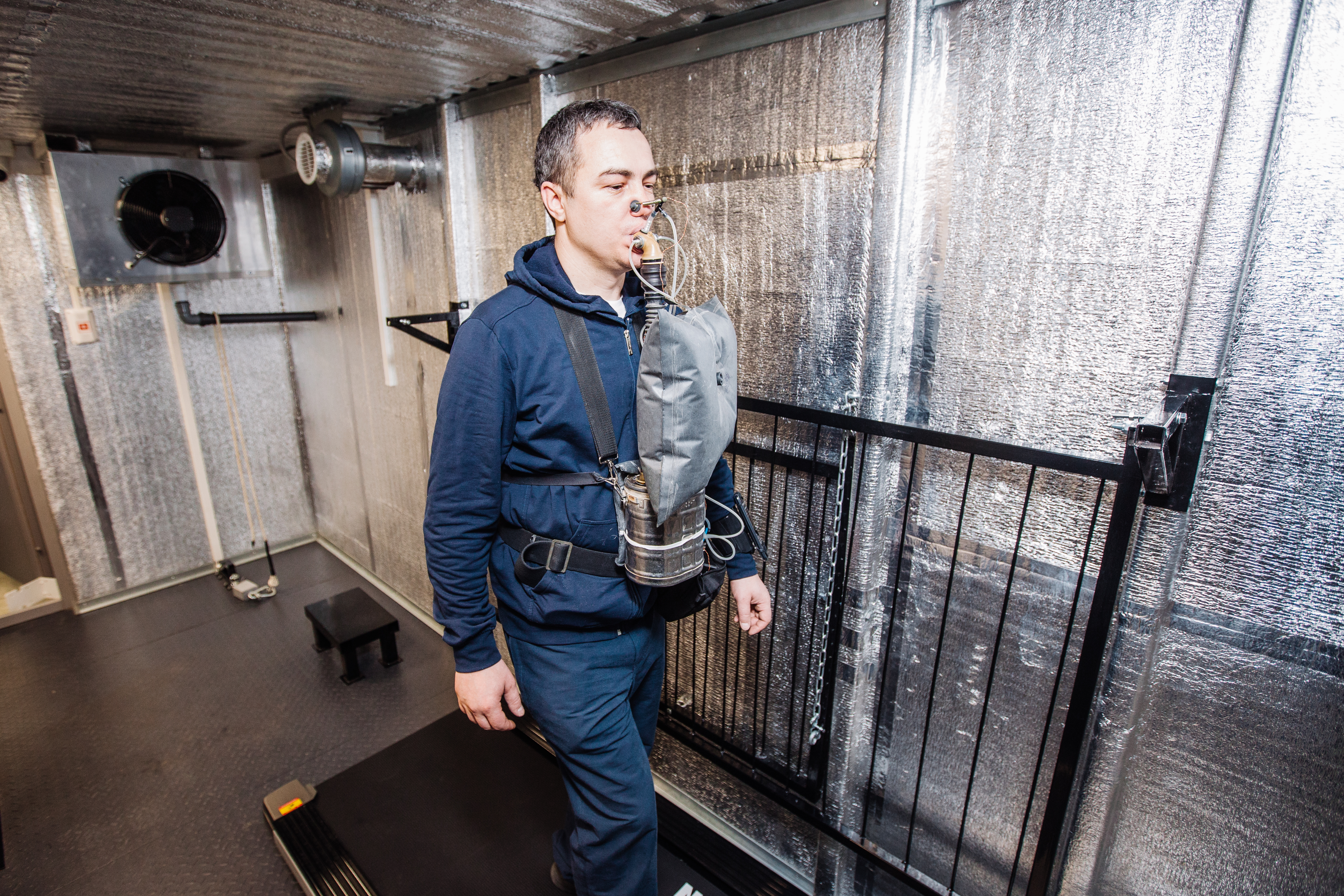 Testing self-rescuer in a climatic chamber